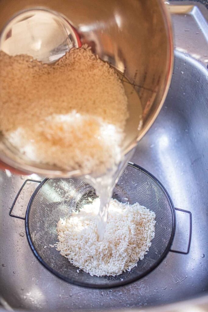 Rinsing sticky rice in water.