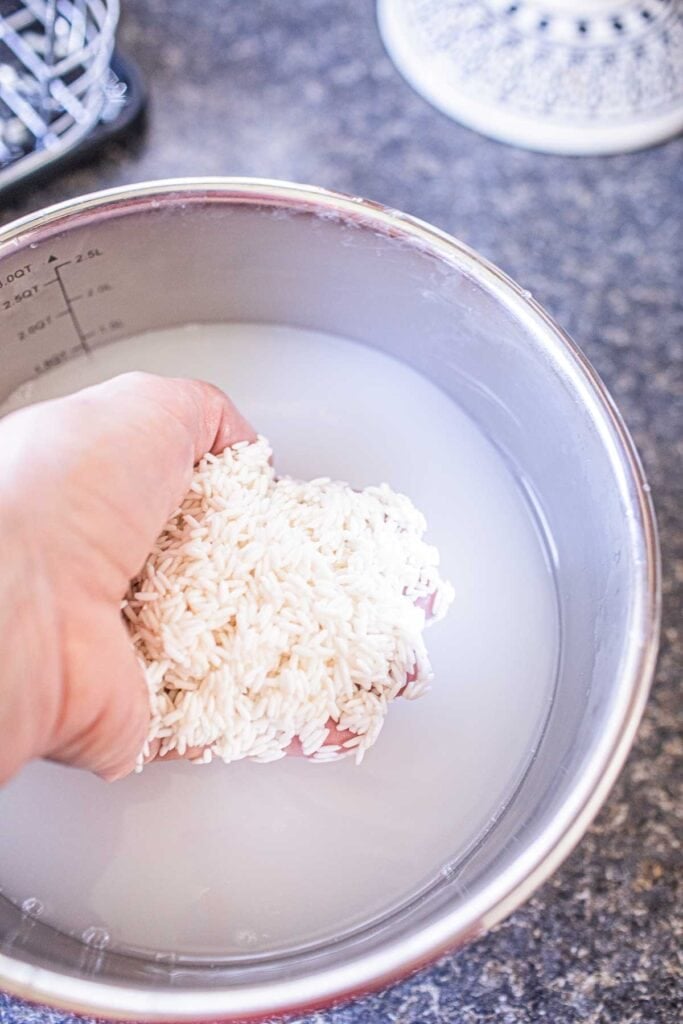 Soaking sticky rice in water.