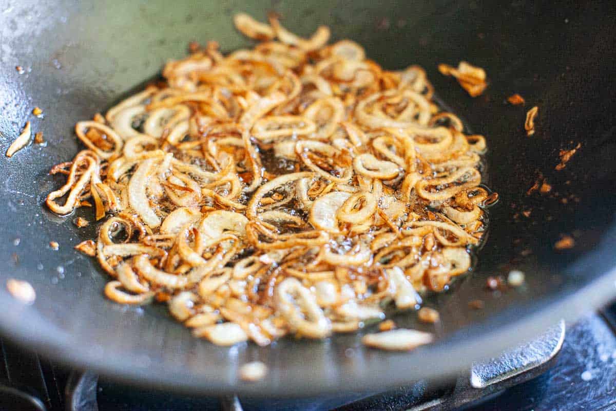 Crispy fried shallot ina wok. 