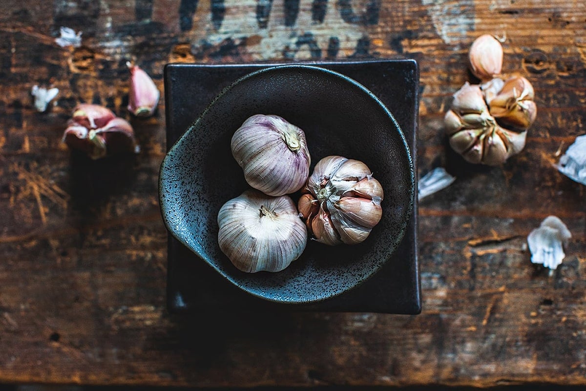 Garlic in a black bowl.