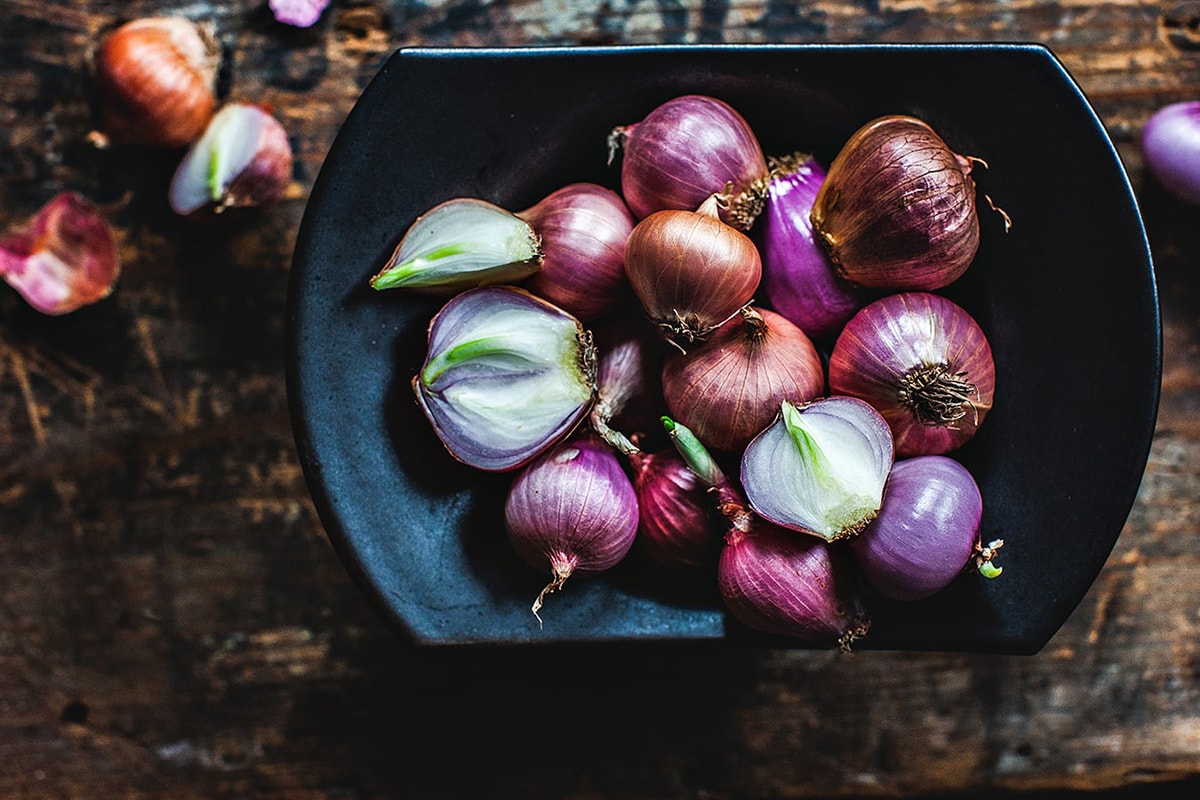Round shallots in a bowl.
