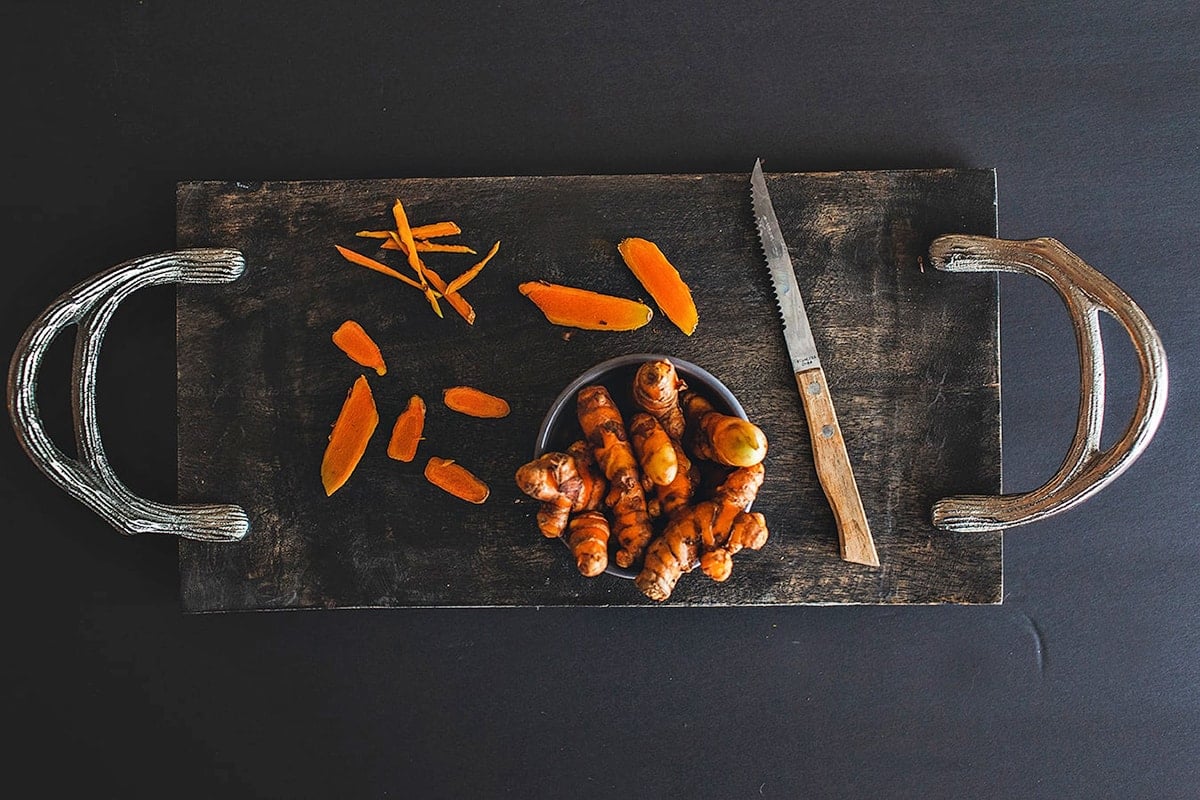 Turmeric on a tray with a knife. 