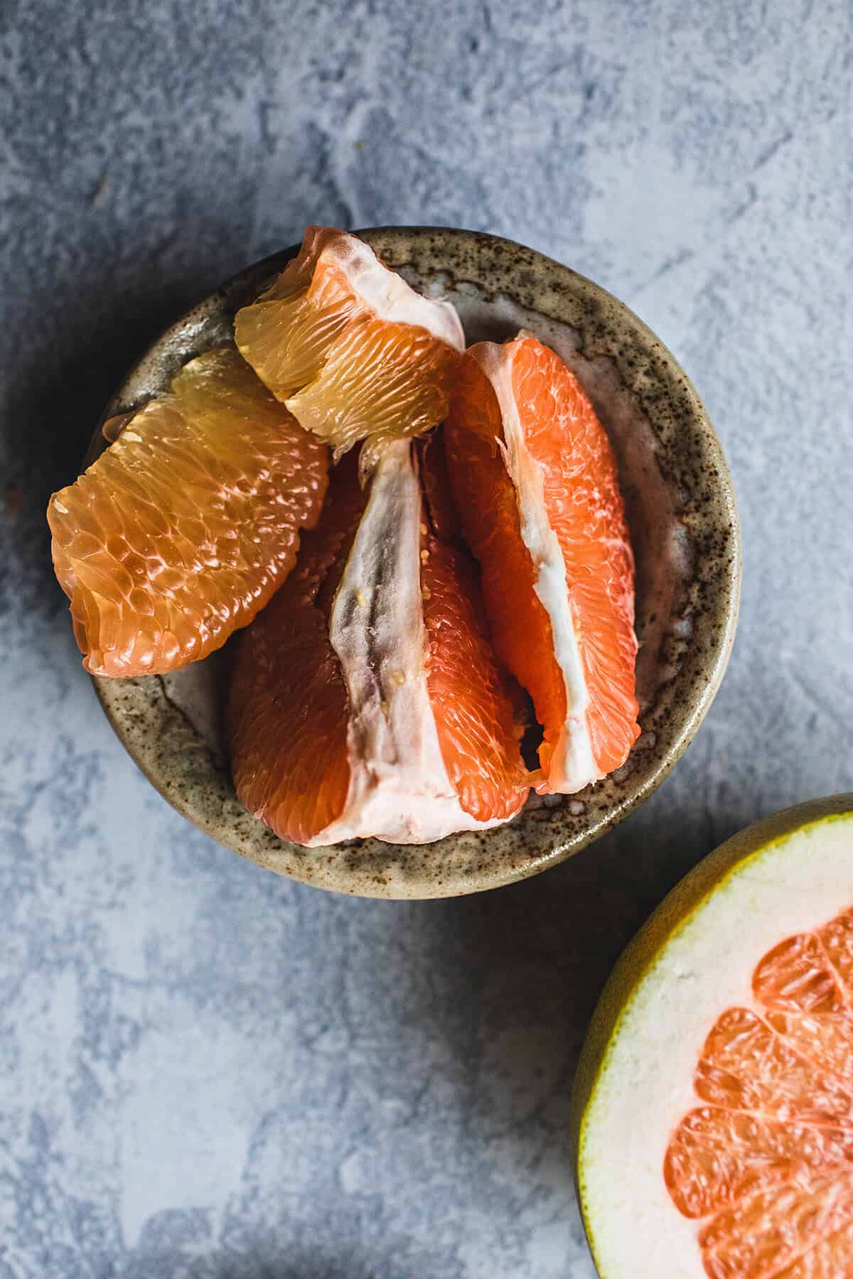 Pomel slices in a bowl.