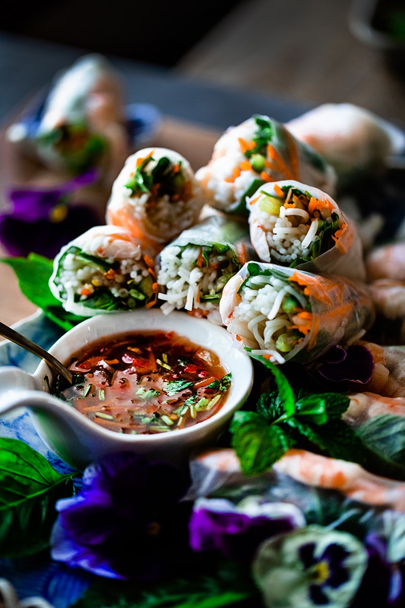 Fresh Vietnamese Spring Rolls are made with fresh crunchy vegetables, cooked vermicelli noodles and shrimp. Â These homemade rolls are so light and refreshing yet the noodles still give it just enough filling to keep you satisfied. #vietnamesespringrolls #summerollrecipe #shrimpspringrolls #springrolls