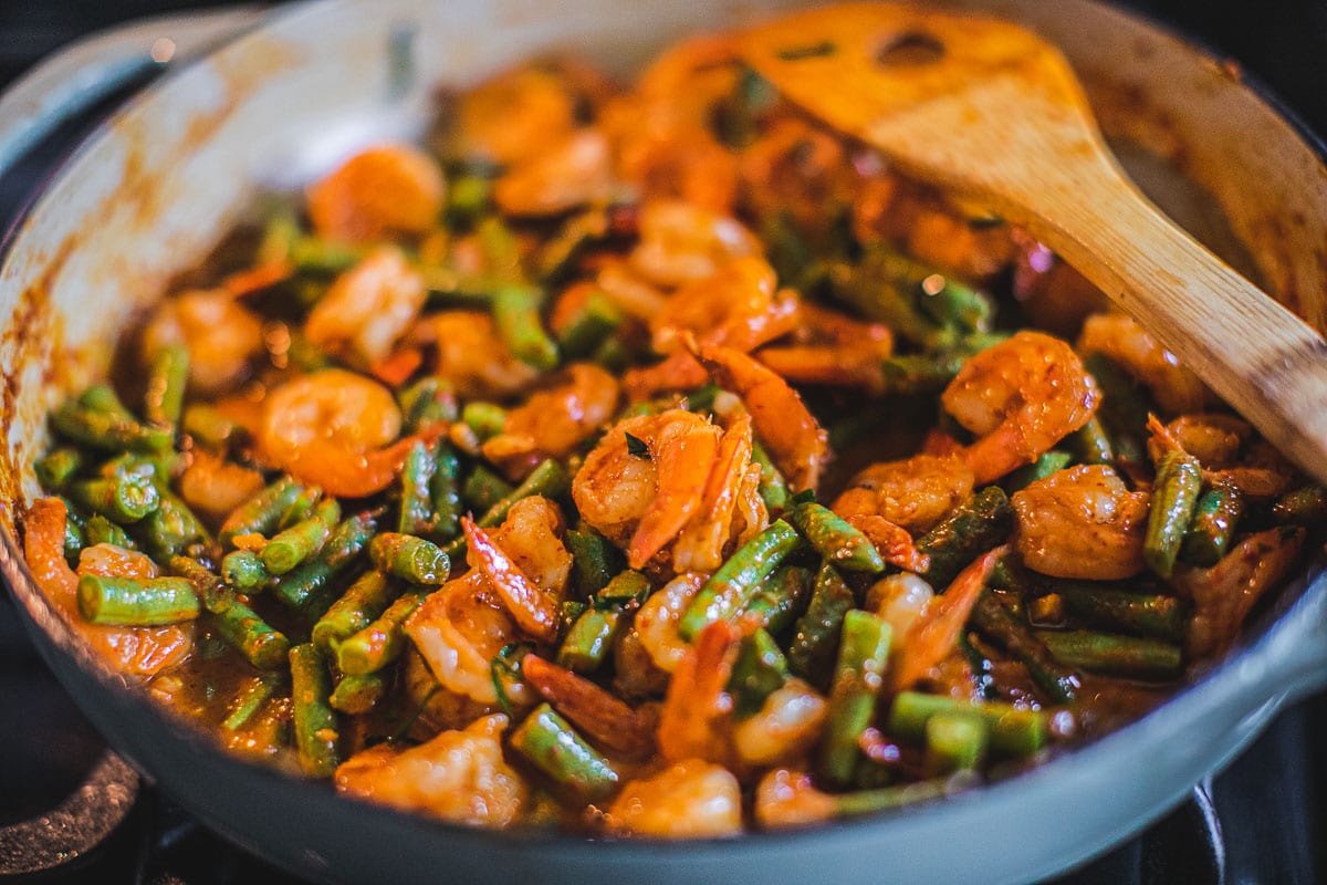 Prik king curry with shrimp cooking in a pan.