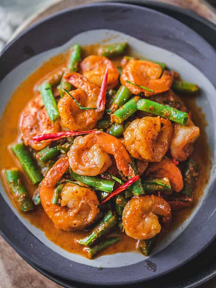 prik khing Shrimp curry with green beans.