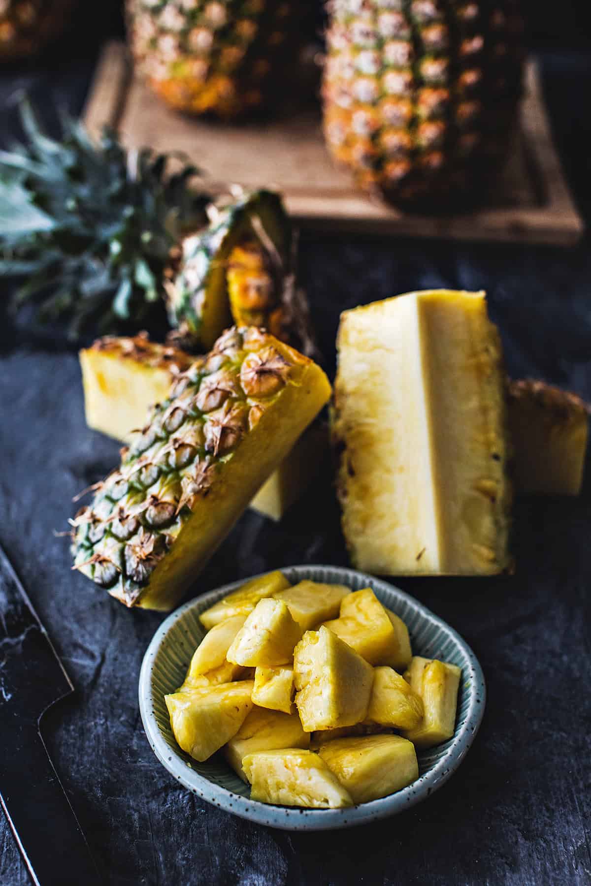 Cut a pineapple chunks on the table. 