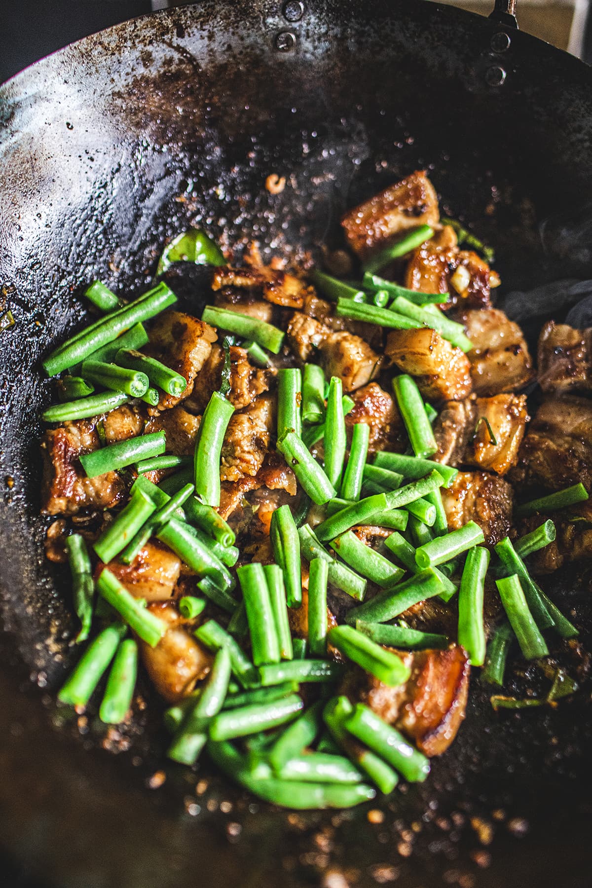 Prik king curry with green beans in a wok.