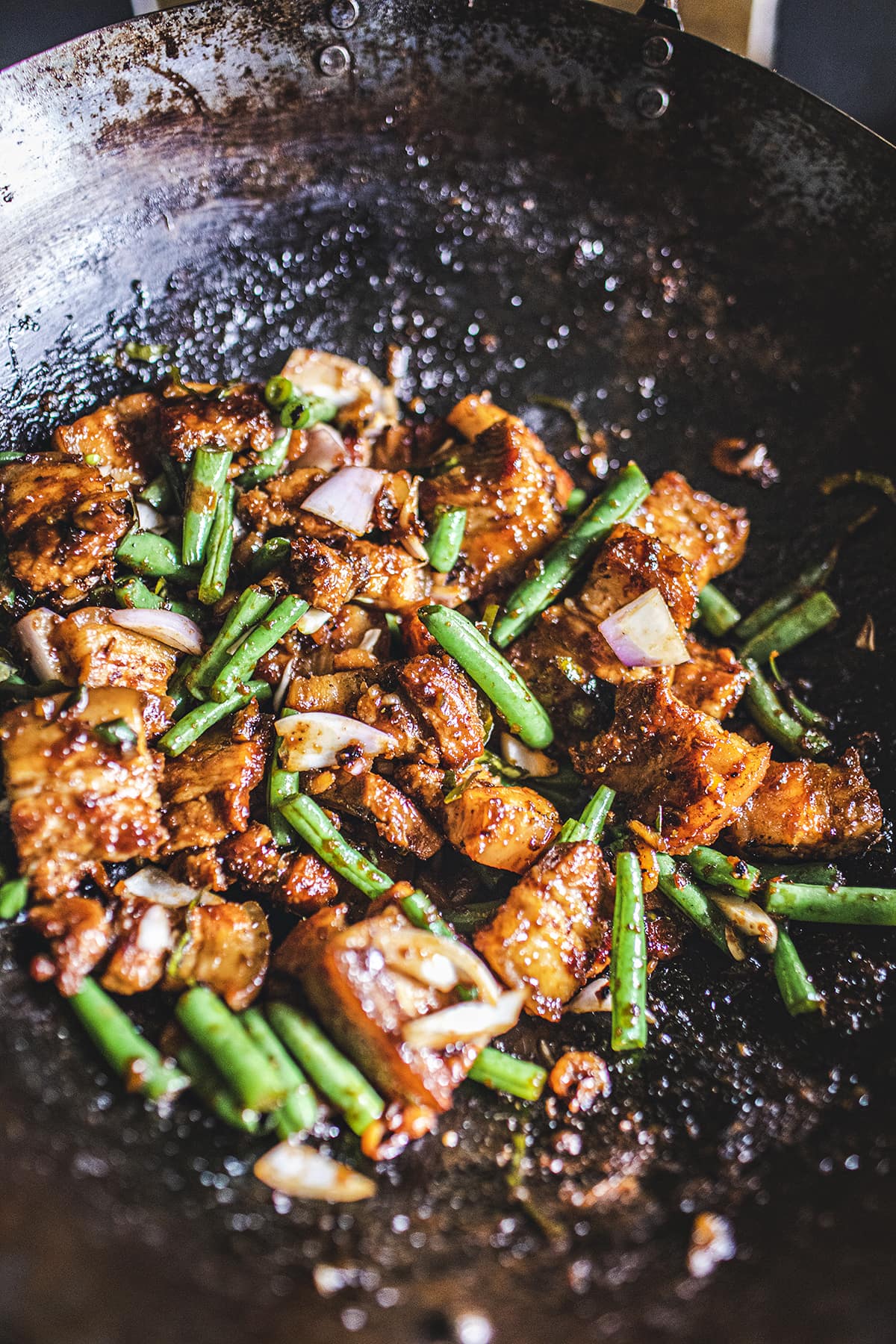 Pork belly pad prik khing recipe in a wok.