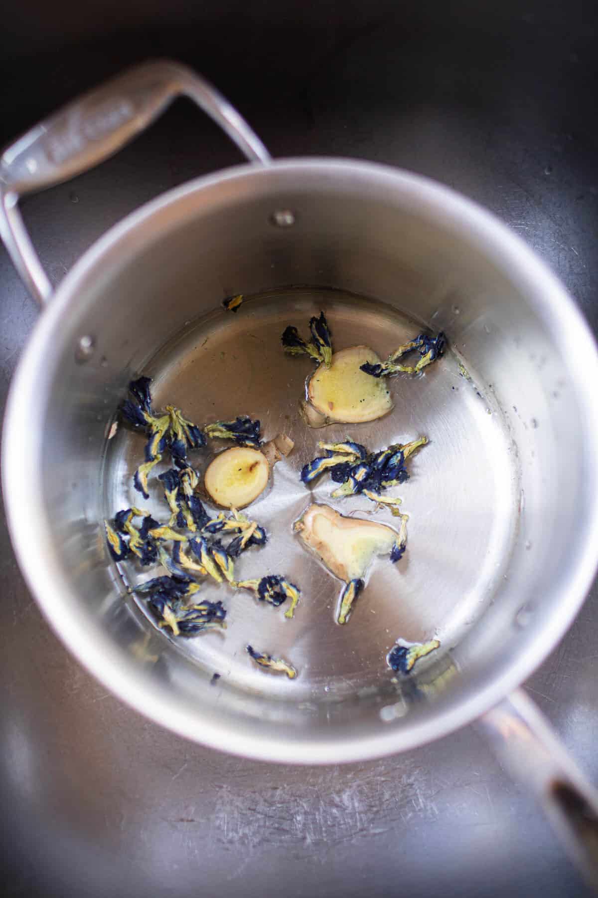 Butterfly pea flower tea in a pot.