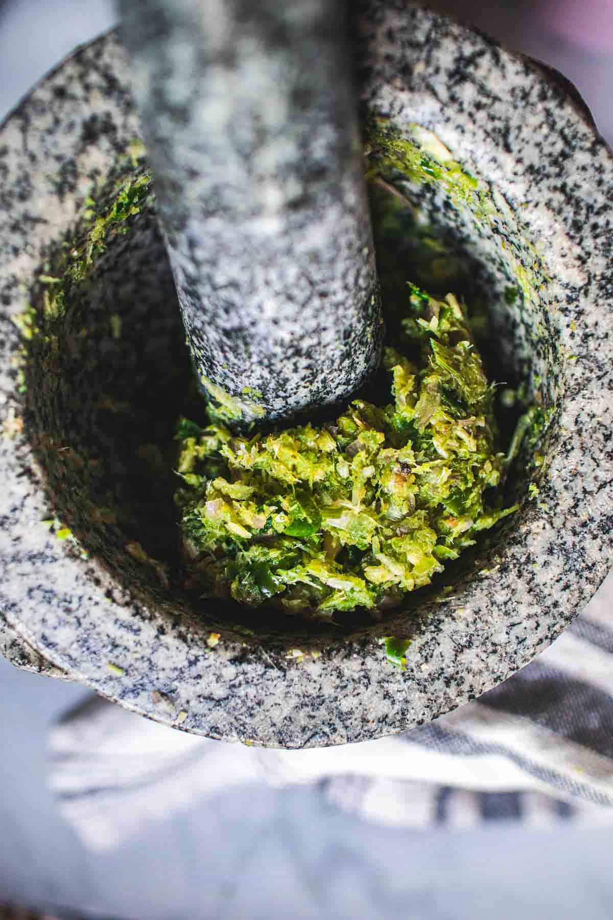thai green curry in mortar and pestle