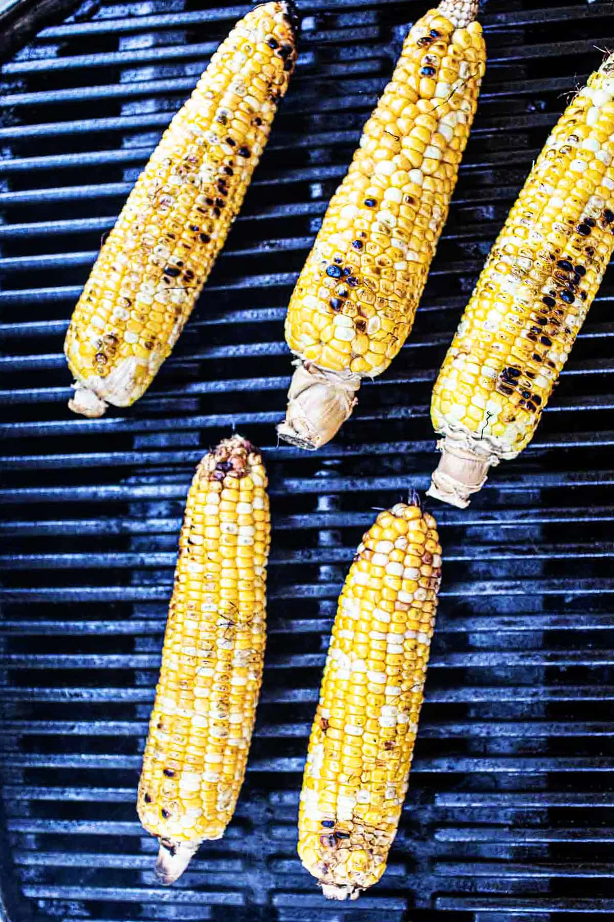 5 corn cobs on a grill