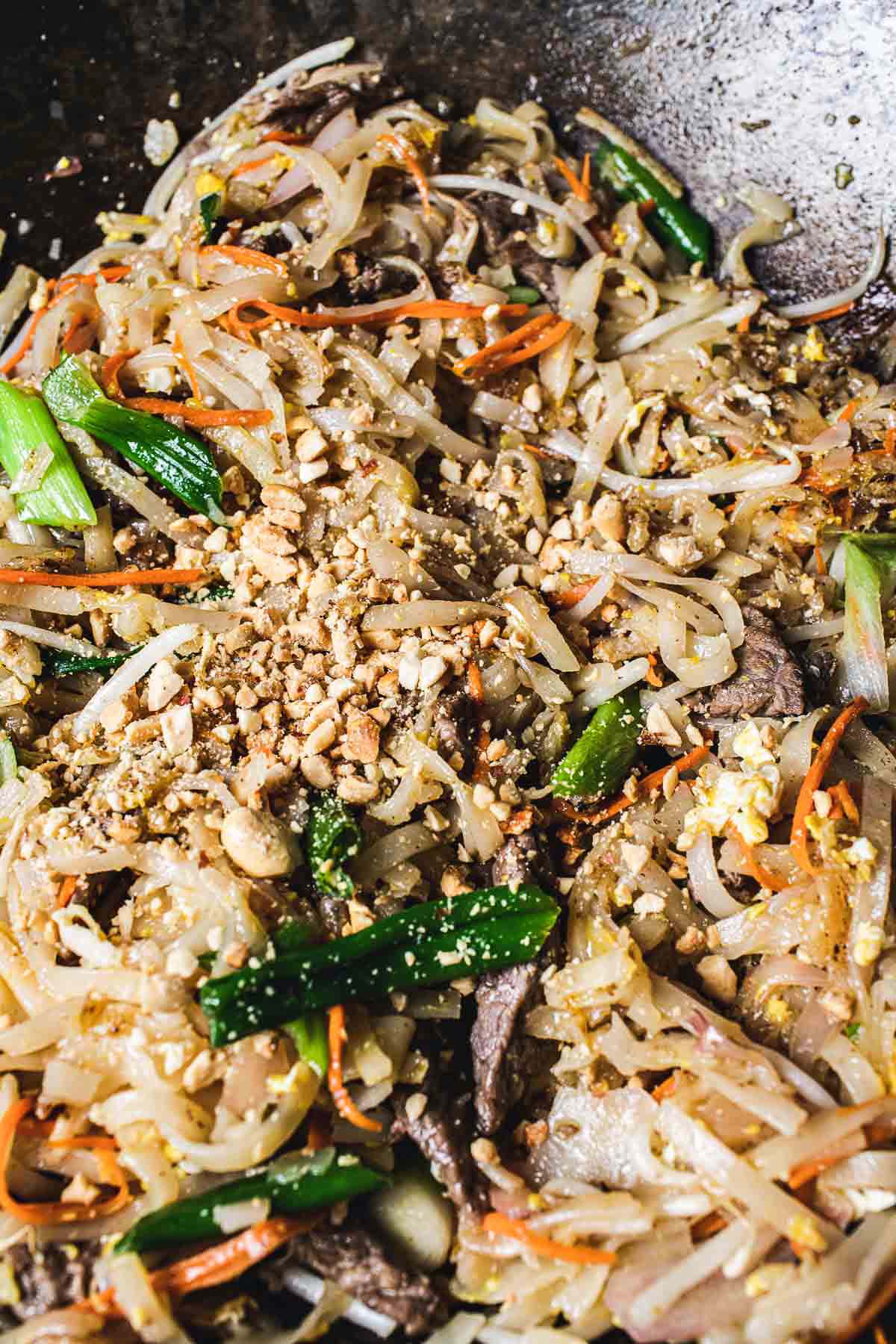 pad thai stir fried with crushed peanuts 