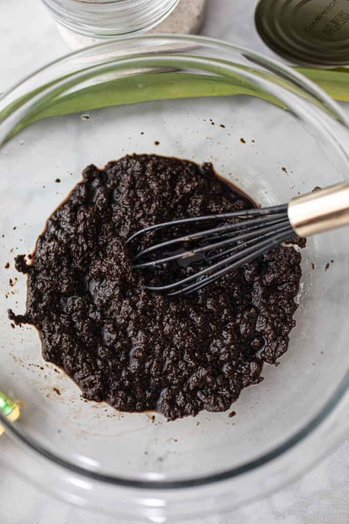 Grass jelly powder in a pot. 