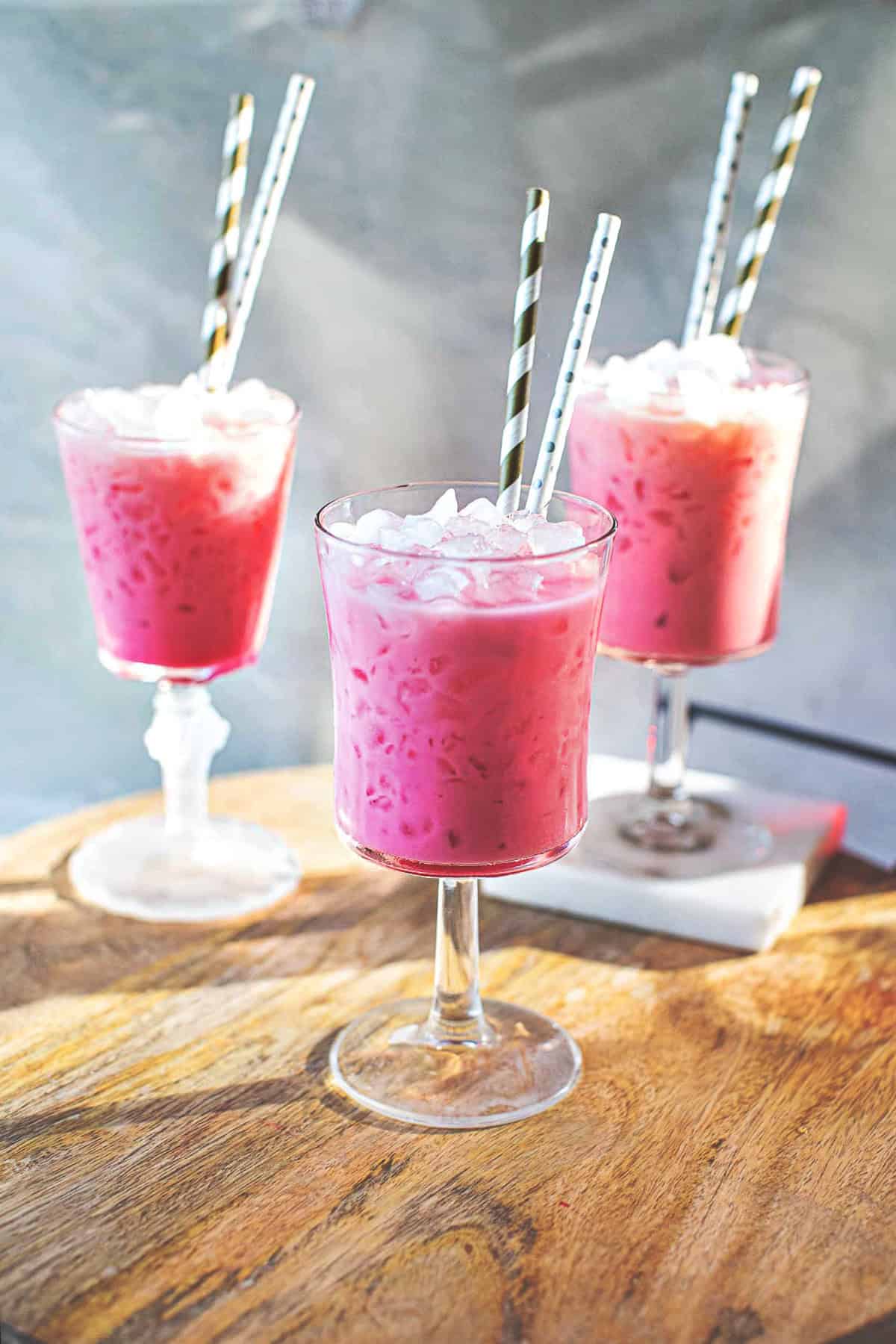 Pink Milk Thai Nom Yen (นมเย็น)