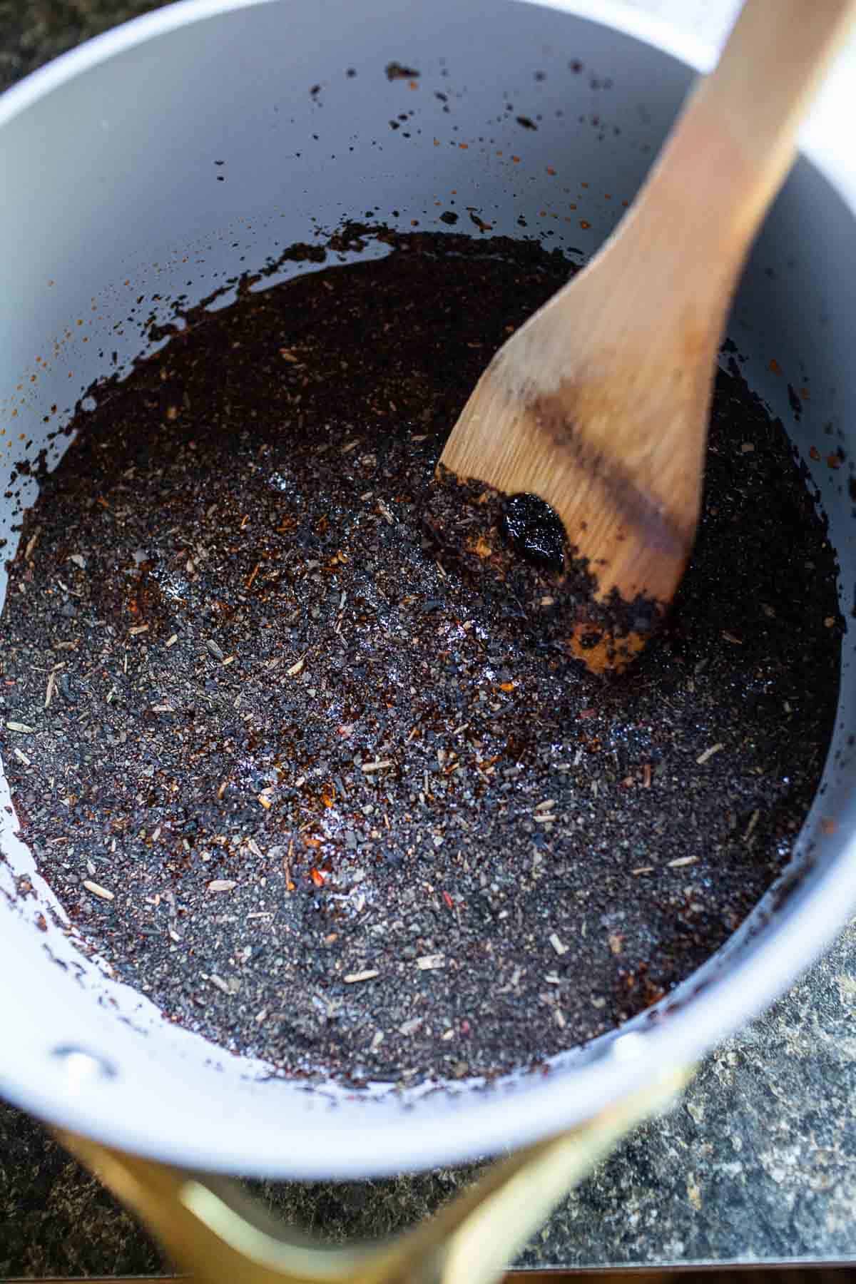  Thai tea mix in a pot. 