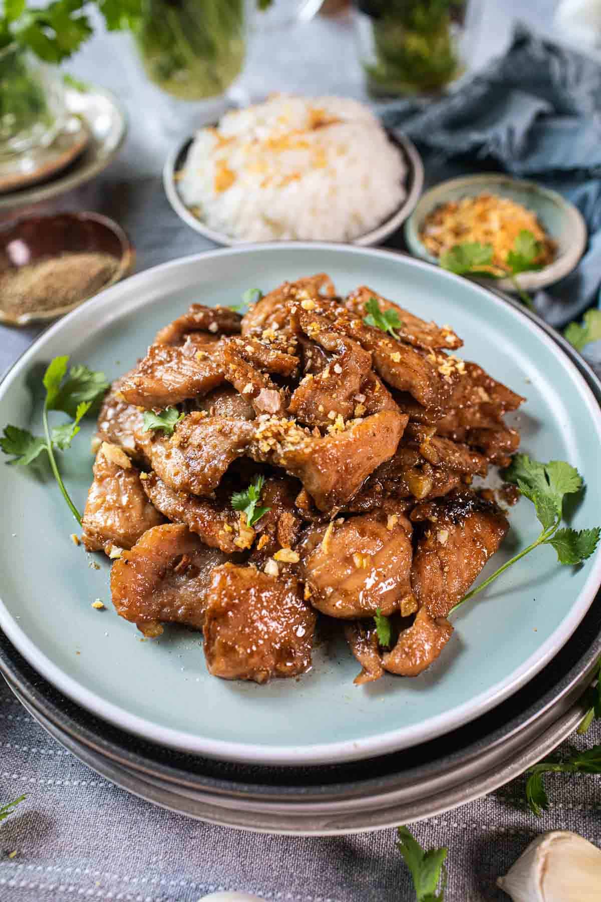 Moo pad gratiem stir fry in a plate on the table. 