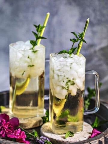 Thai lemongrass tea in glasses with ice.