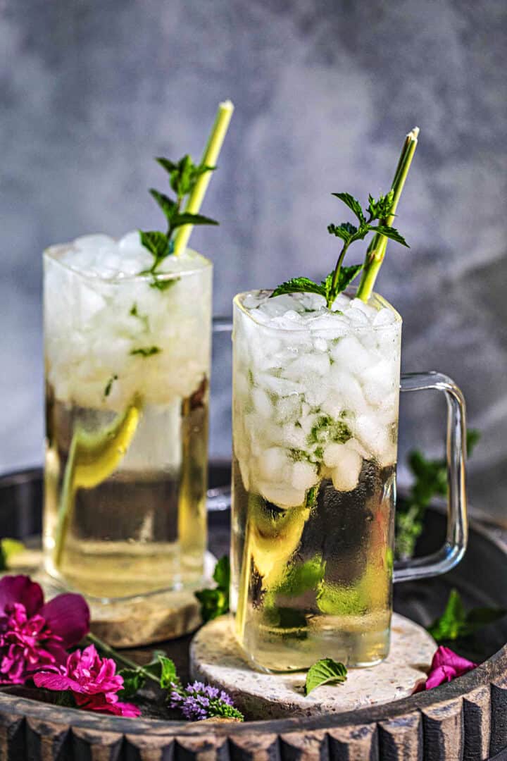 Thai lemongrass tea in glasses with ice.
