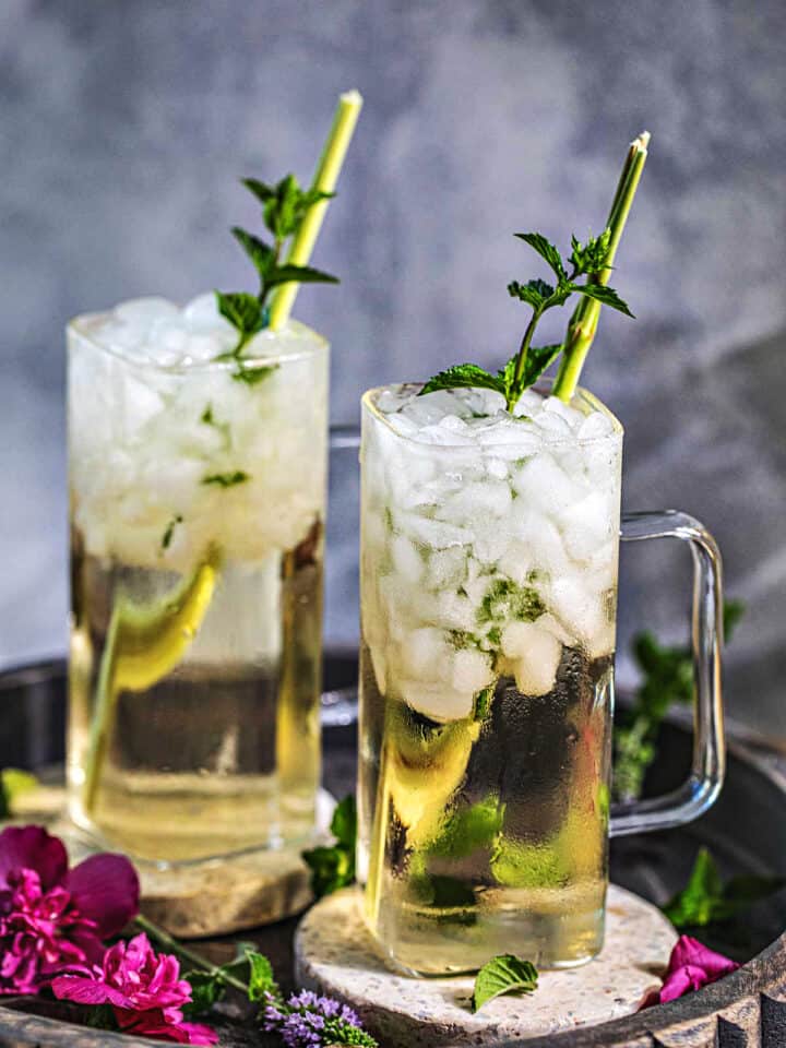 Thai lemongrass tea in glasses with ice.