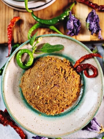 Thai jungle curry paste in a bowl.