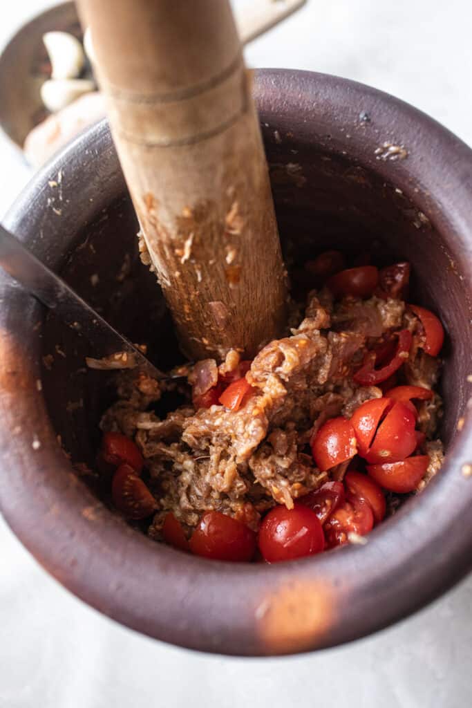 Nam prik ong paste în a mortar and pestle. 