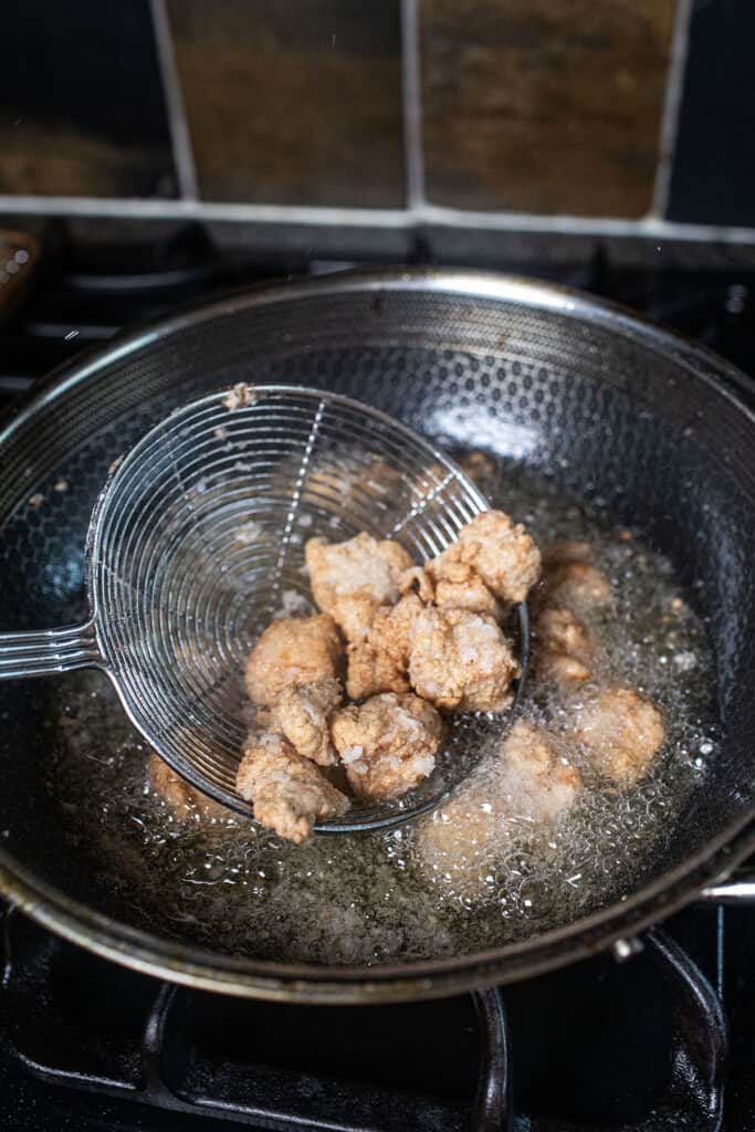 Taiwanese fried chicken in wireless and hot oil.
