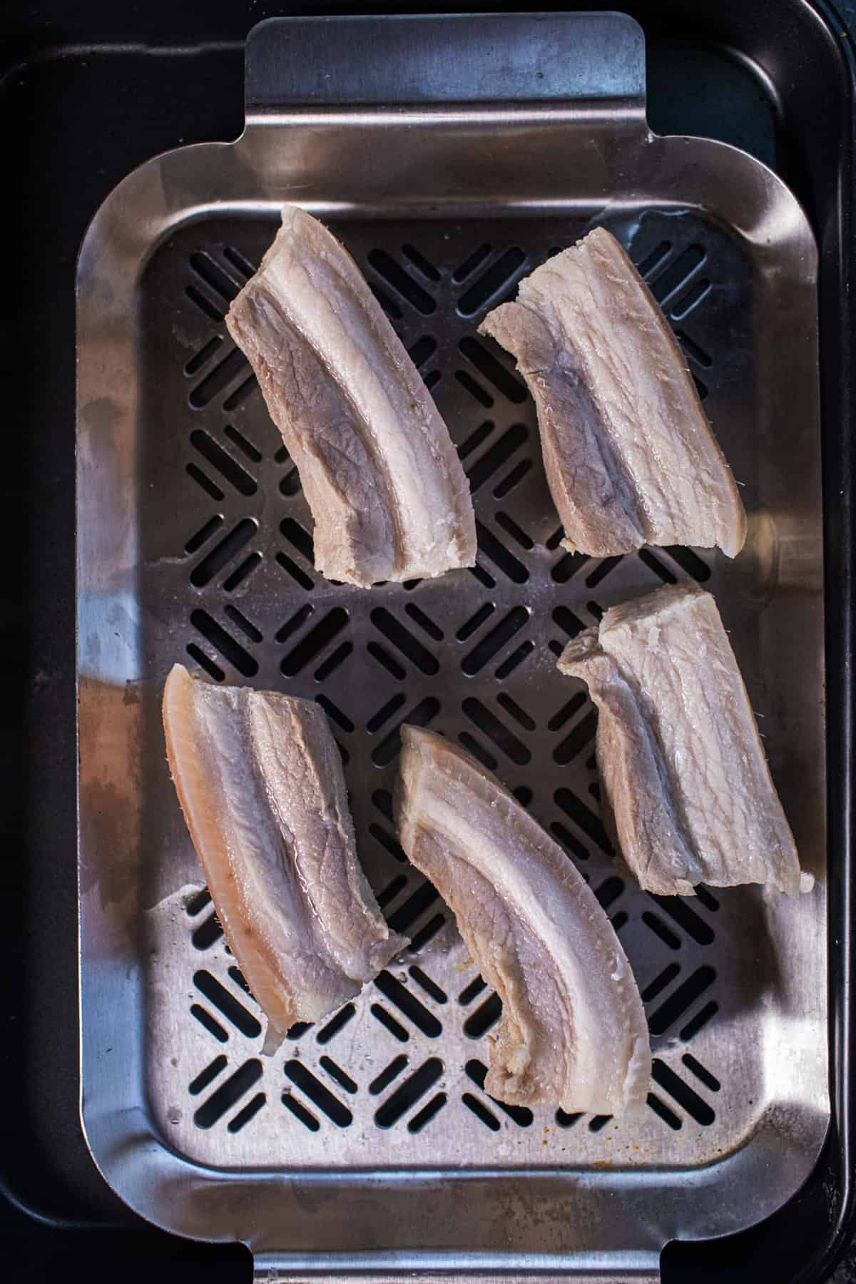  Boiled pork belly on a tray. 