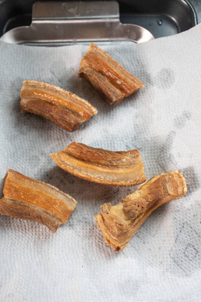 Fried pork slices on a paper towel. 