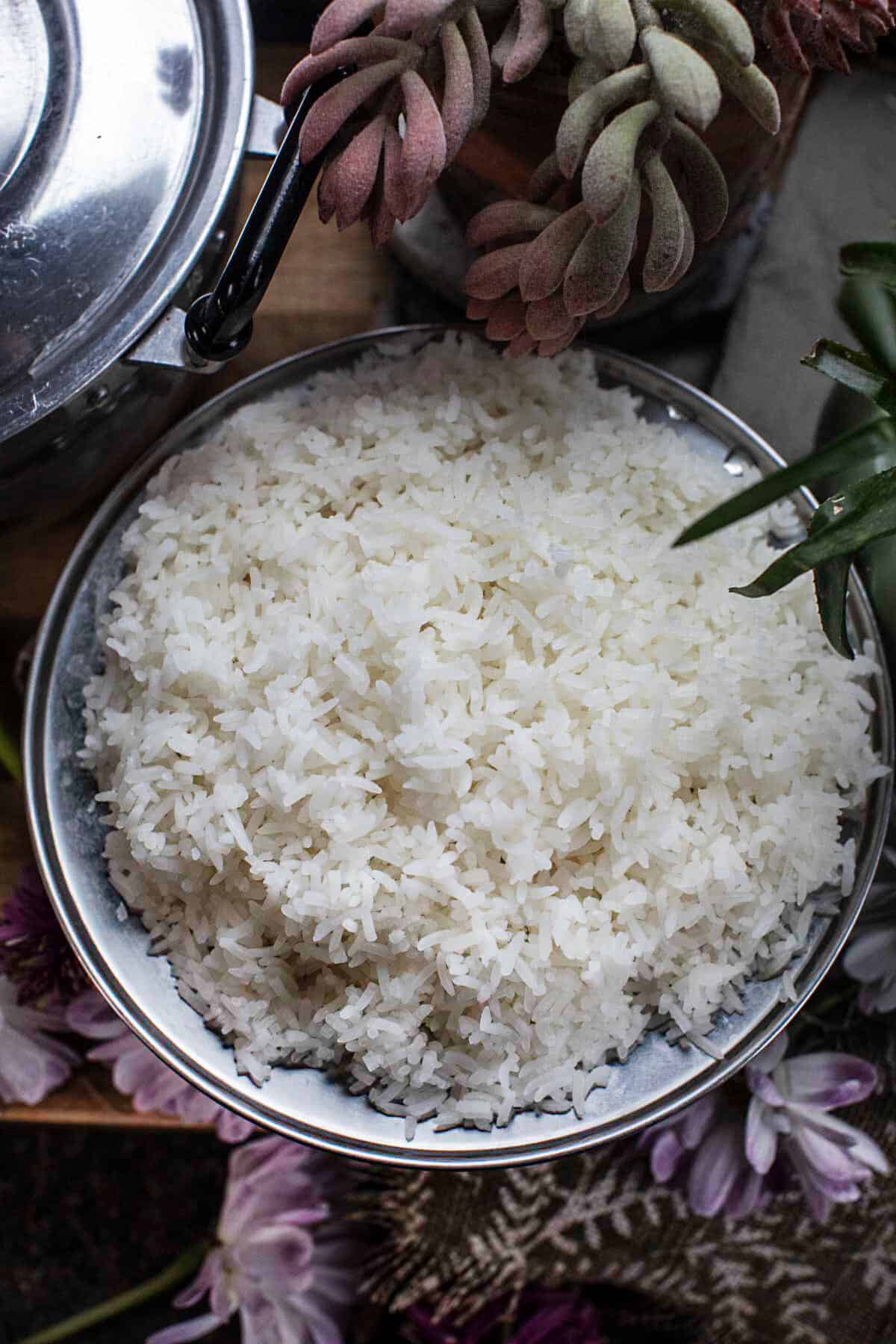 jasmine rice in a bowl with on the table. 