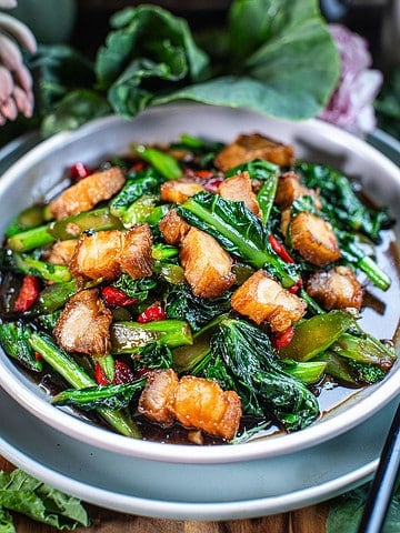 Kana Moo Grob (Chinese Broccoli w/ Crispy Pork Belly in a plate.