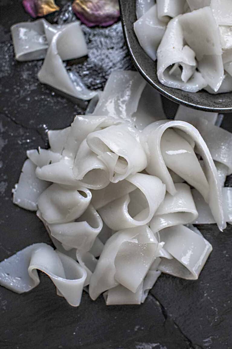 How to Make Sen Yai Noodles (Thai Wide Rice Noodles) Simply Suwanee