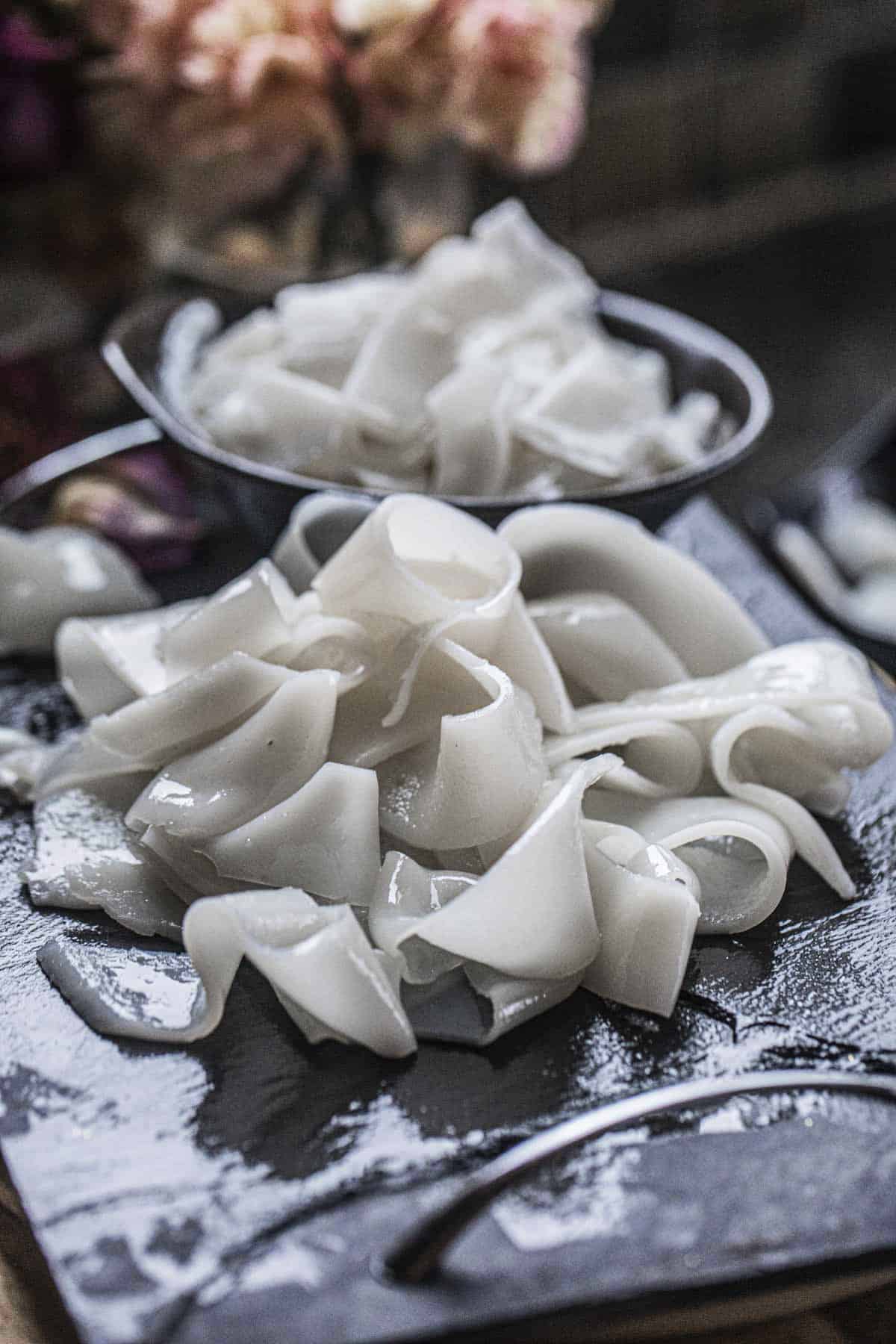 How to Make Sen Yai Noodles (Thai Wide Rice Noodles) Simply Suwanee