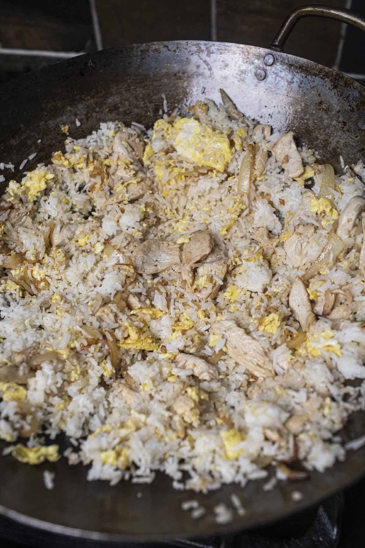 Fried rice with chicken and eggs I na wok. 