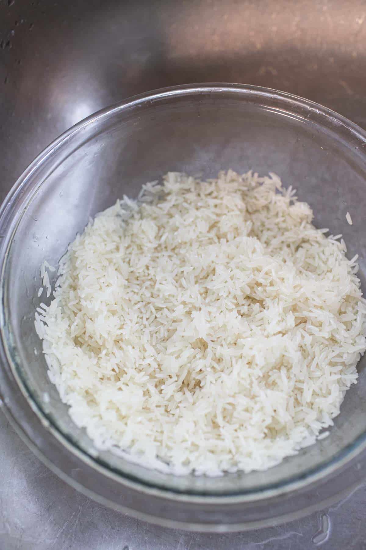 Uncooked jasmine rice in a bowl.