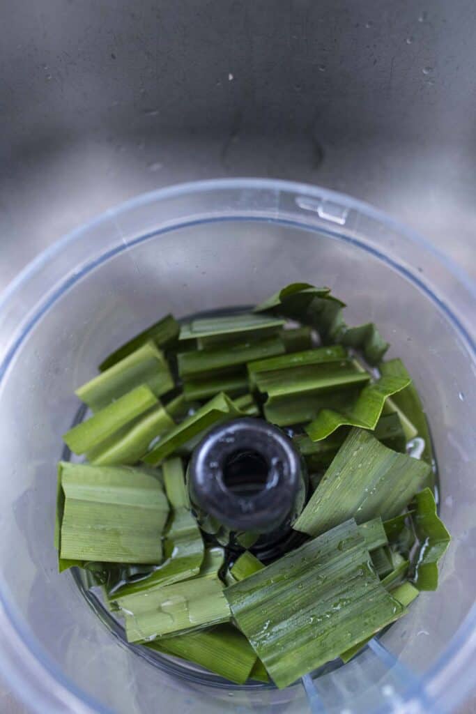 Pandan leaves with water in a food processor. 