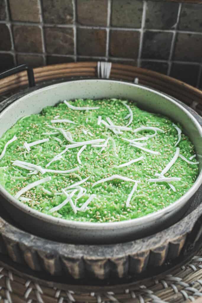 Vienamese Green sticky rice dessert in a round cake pan.