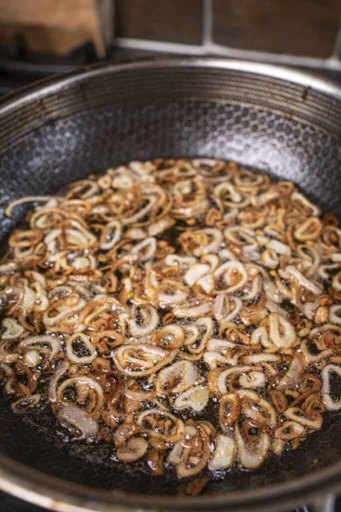 Deep fried shallot in hot oil. 