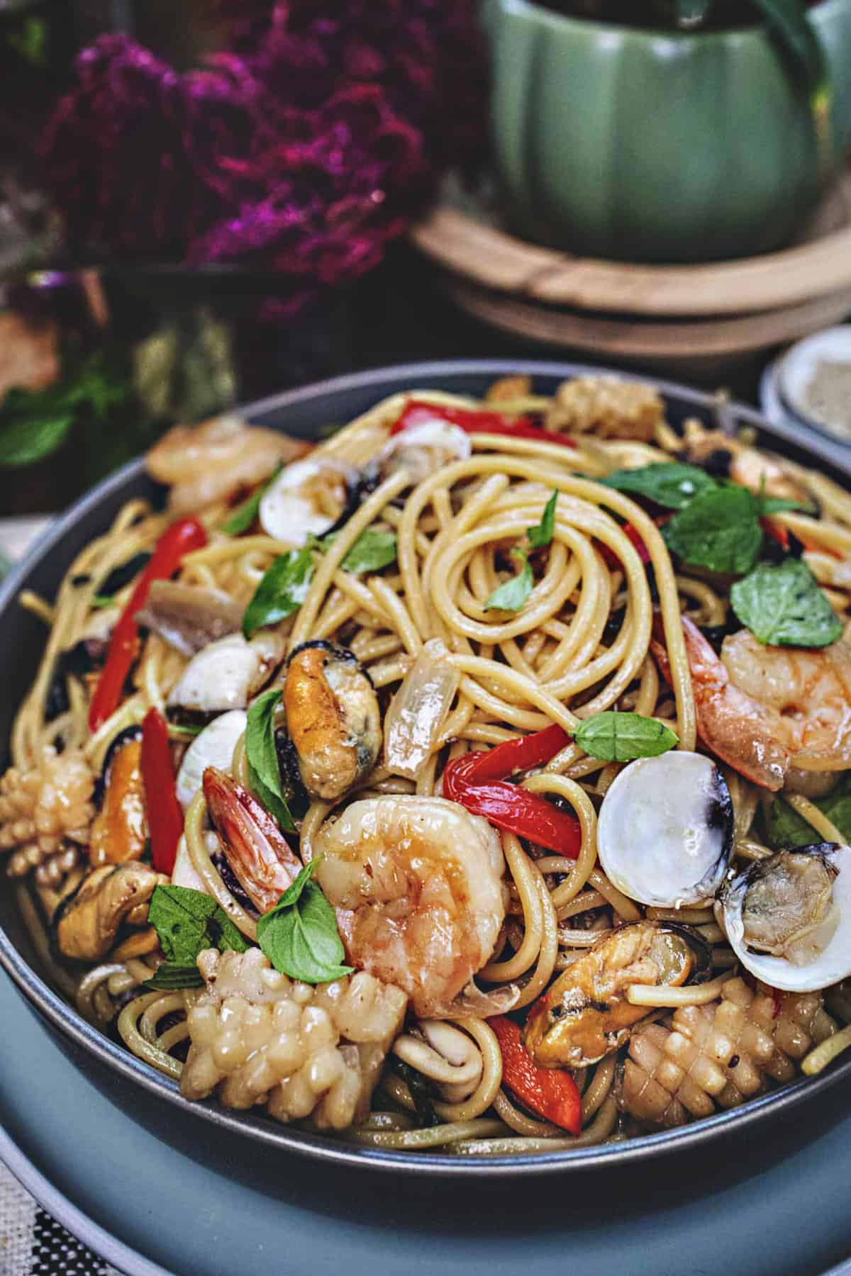 Thai seafood spaghetti Noodles on a plate.