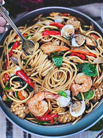 Thai spaghetti with a fok in the middle of a bowl.