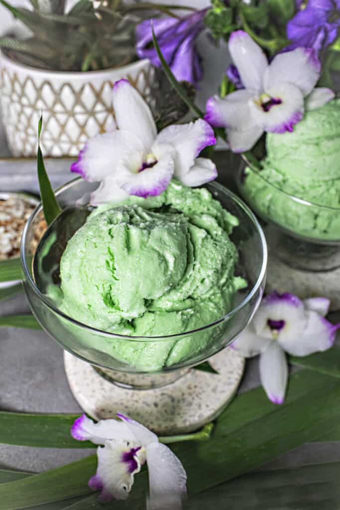 Pandan ice in a glass bowl with flowers. 