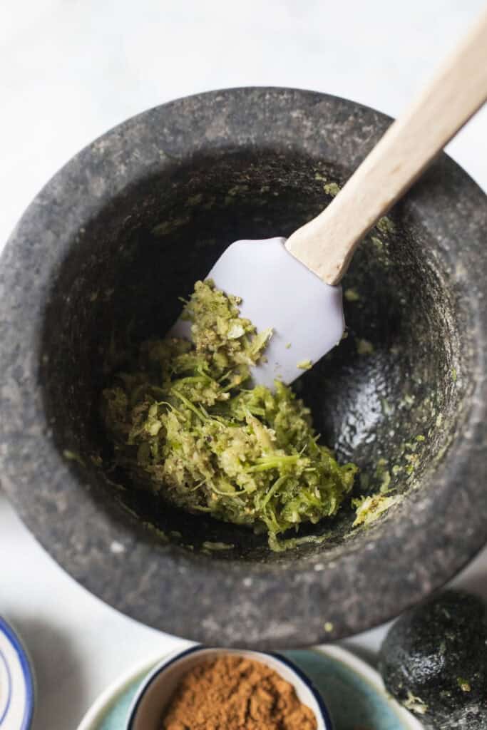 Thai green paste, Sam Goer in a mortr and pestle.