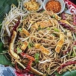 Kua mee noodles on a tray.