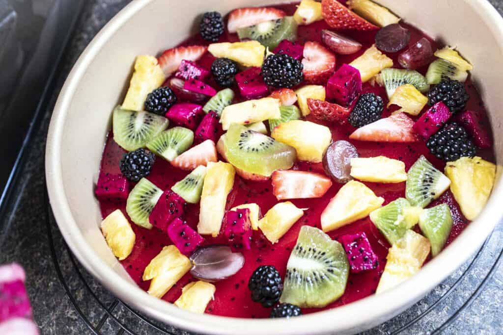 a baking pan with sliced fruit inside.