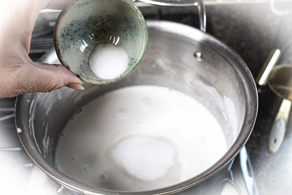 Self pouring into a pan with agar powder.