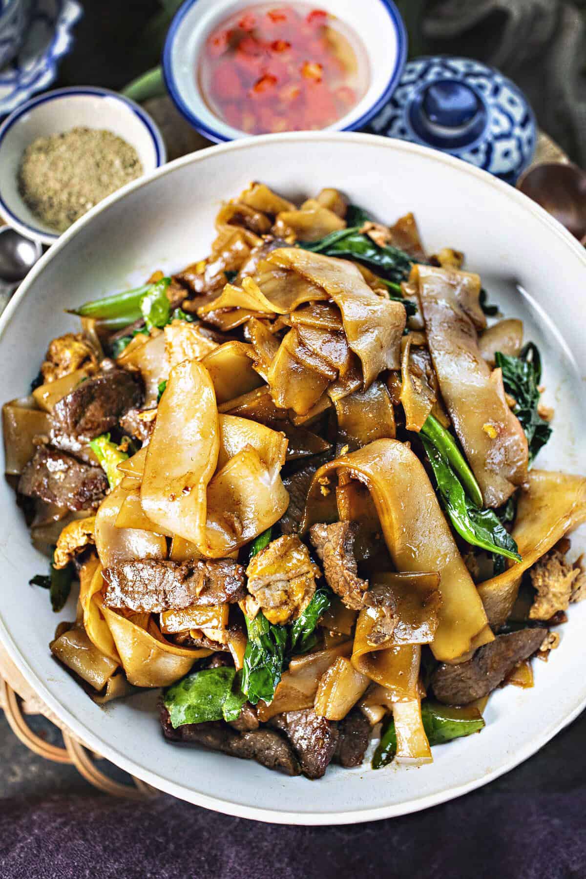 Thai pad see ew with beef on a platter.