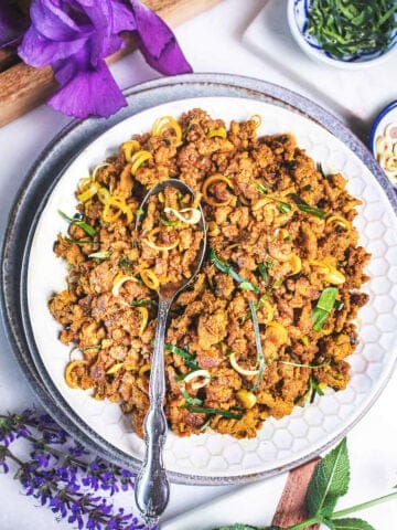 Khua Kling ground meat on a plate wit a spoon in the middle.
