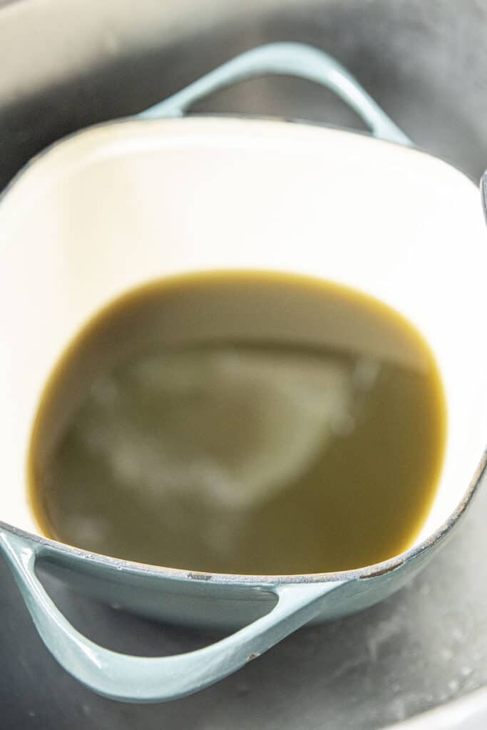 Bai ya nang extract with water in a pot.