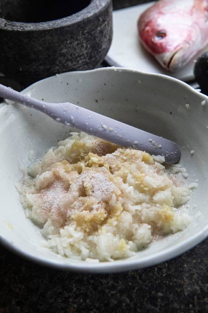Cooked jasmine rice mixed with garlic and salt for Pla Som fermentation.