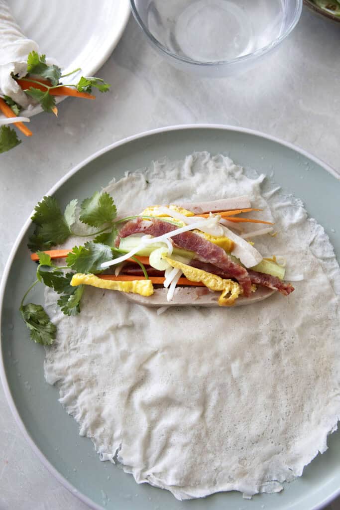 Thai fresh spring roll wrapper filled with Moo Yor, Chinese sausage, tofu, egg, bean sprouts and vegetables.